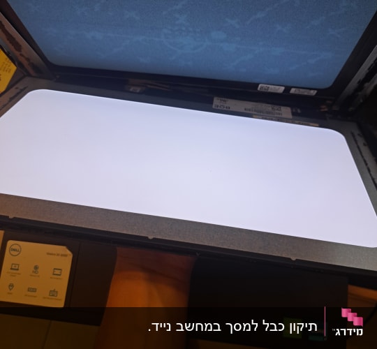 פירוק והחלפת מסך במחשב נייד Dell בעת תיקון במעבדה